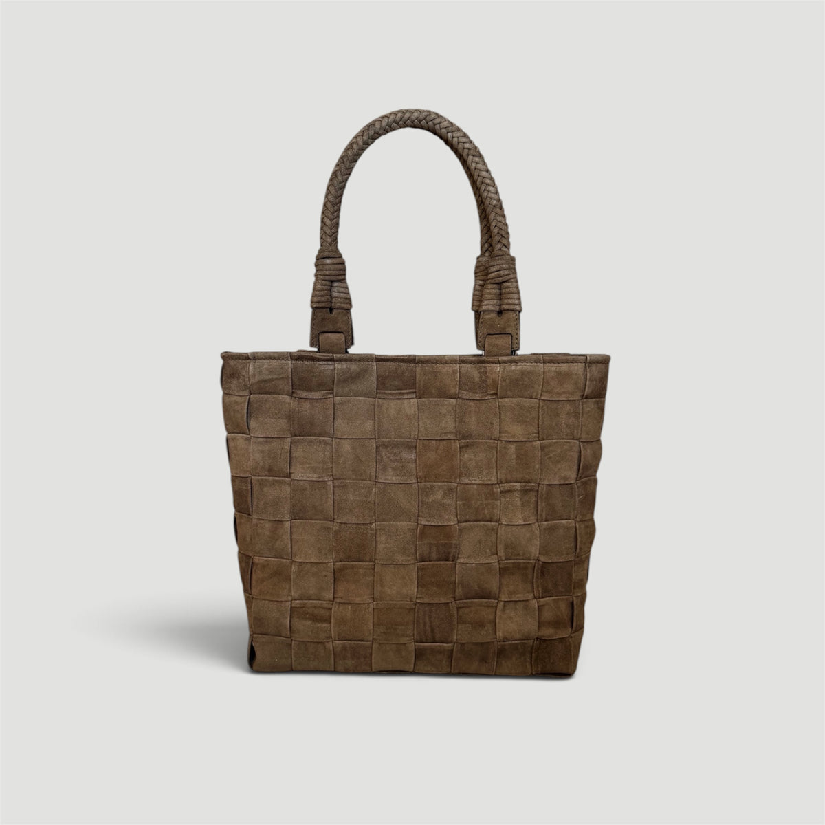 Ribichini Square Babe Suede Olive – håndflettet veske i olivengrønt semsket lammeskinn med flettet håndtak.