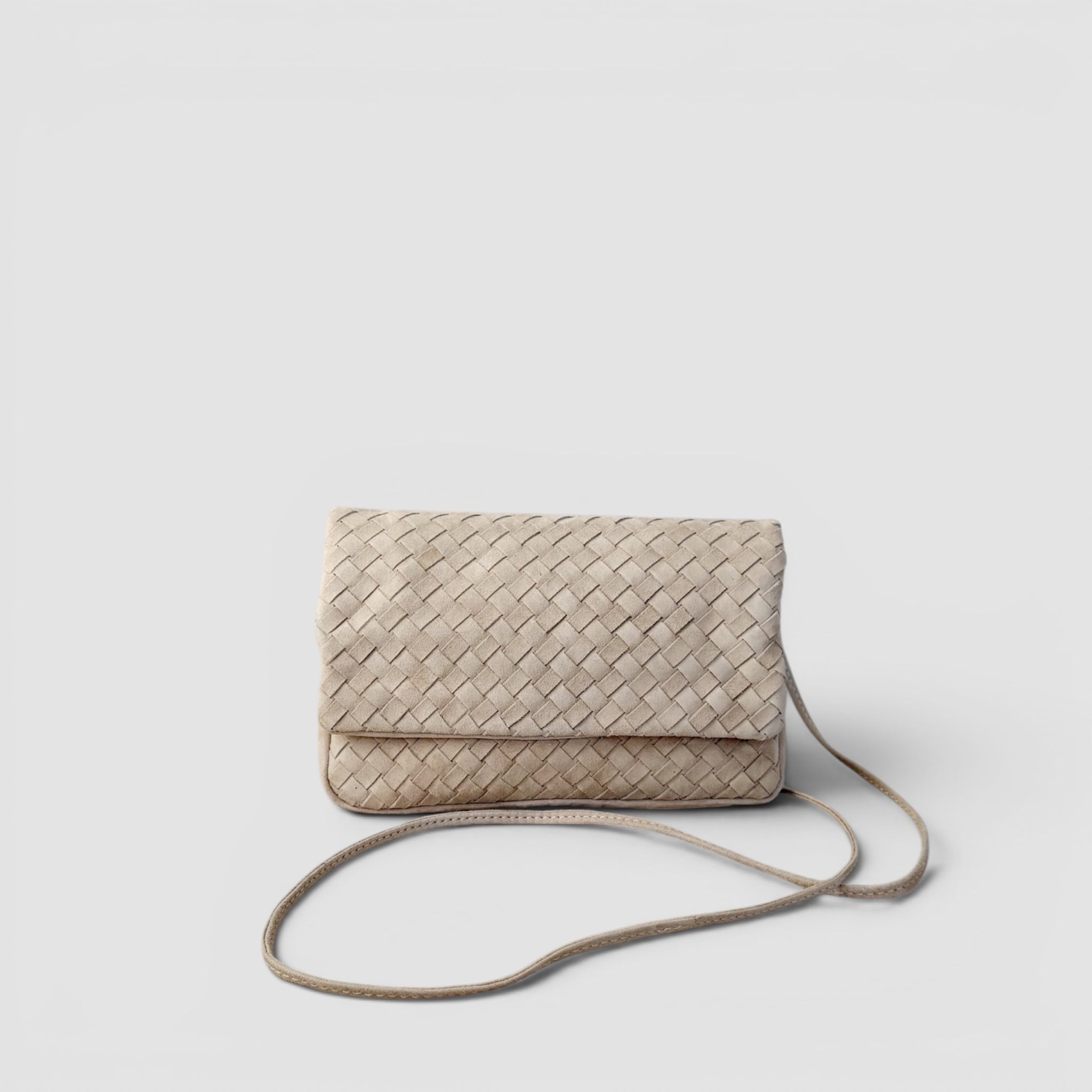 Ribichini Undercover i sandfarge: kompakt, førsteklasses semsket skinn, elegant design med gulldetaljer.