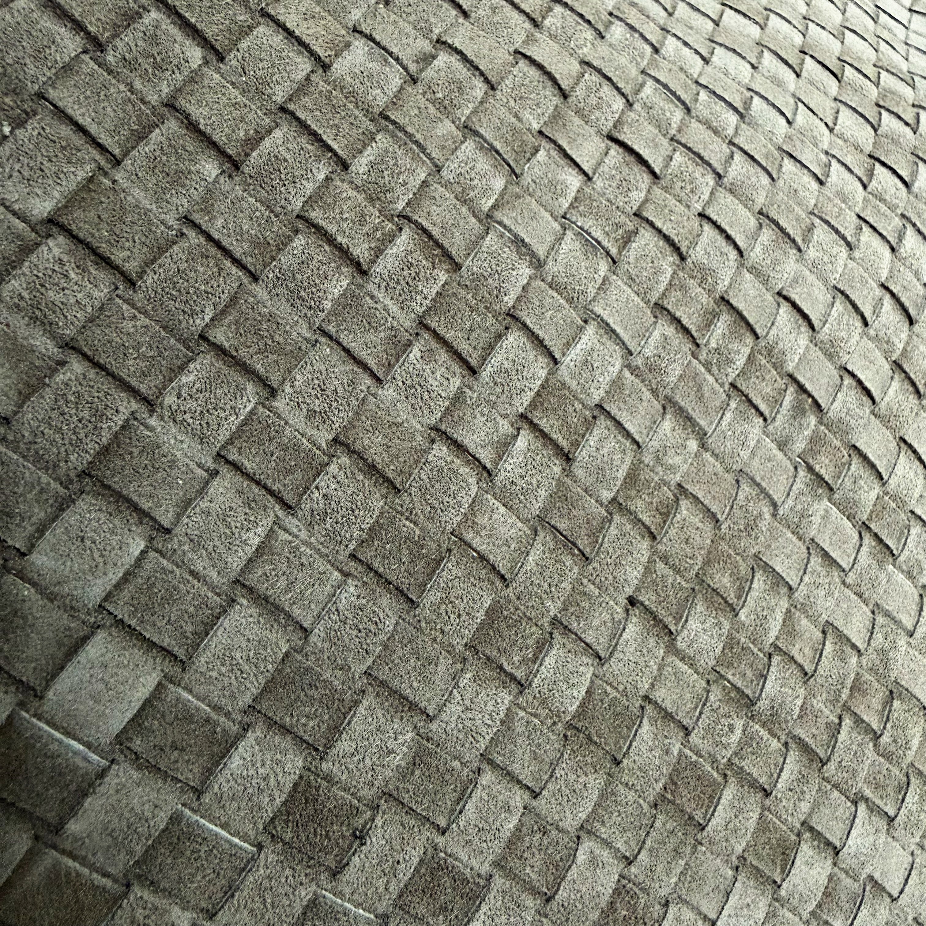 Detaljbilde av Ribichini Isola Royal Smoke i semsket håndflettet italiensk skinn