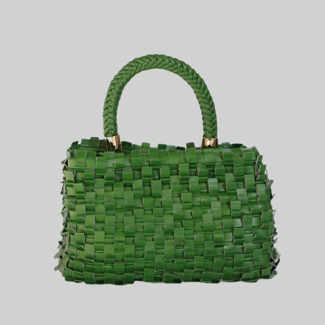 Ribimini-vesken i grønt plissé-skinn, håndflettet med gulldetaljer, stråler moderne eleganse og unik stil.