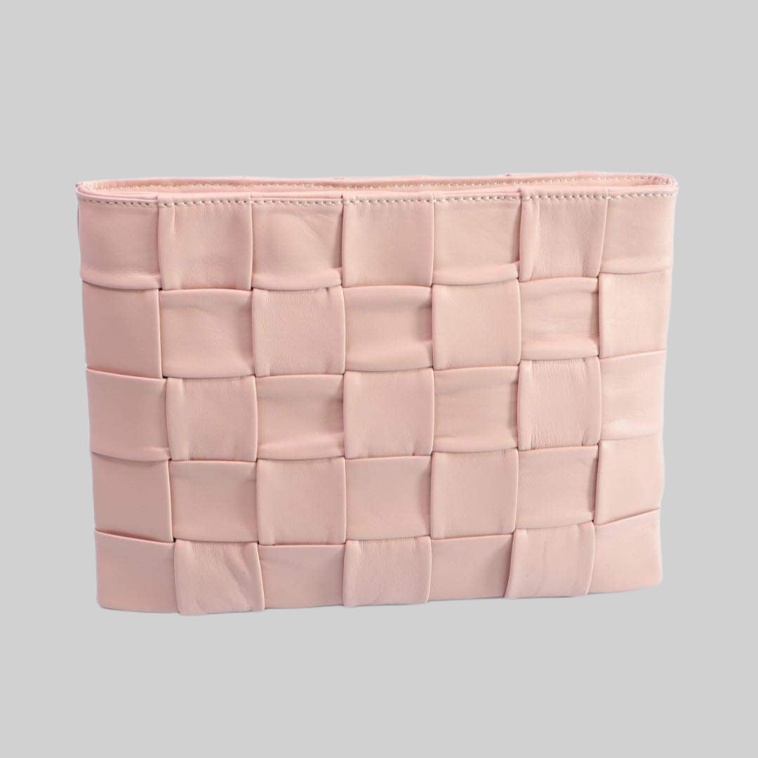 Ribichini Square Clutch i rosa: Elegant og kompakt veske med store flettede ruter, perfekt for nødvendigheter med stil.