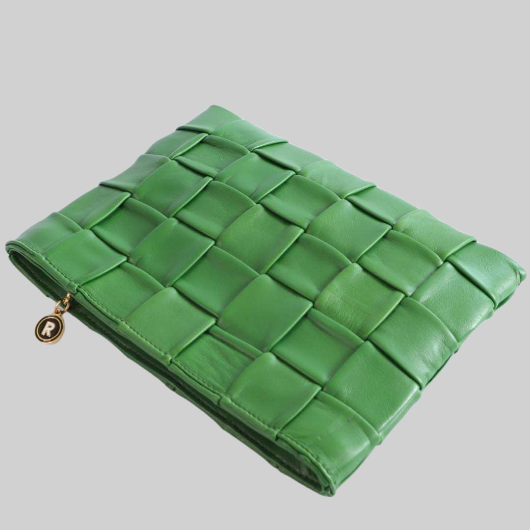 Fugleperspektiv av Ribichini Square Clutch i grønn. Elegant og kompakt, perfekt for nøkler, telefon og lommebok. Unik design med flettede ruter i lammeskinn.