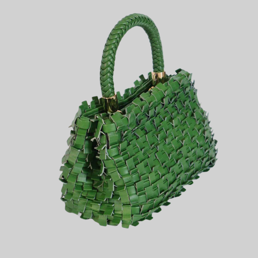 Ribimini-vesken i grønt plissé-skinn, vist fra siden, kombinerer håndflettet finesse med diskrete gulldetaljer for en sofistikert stil.