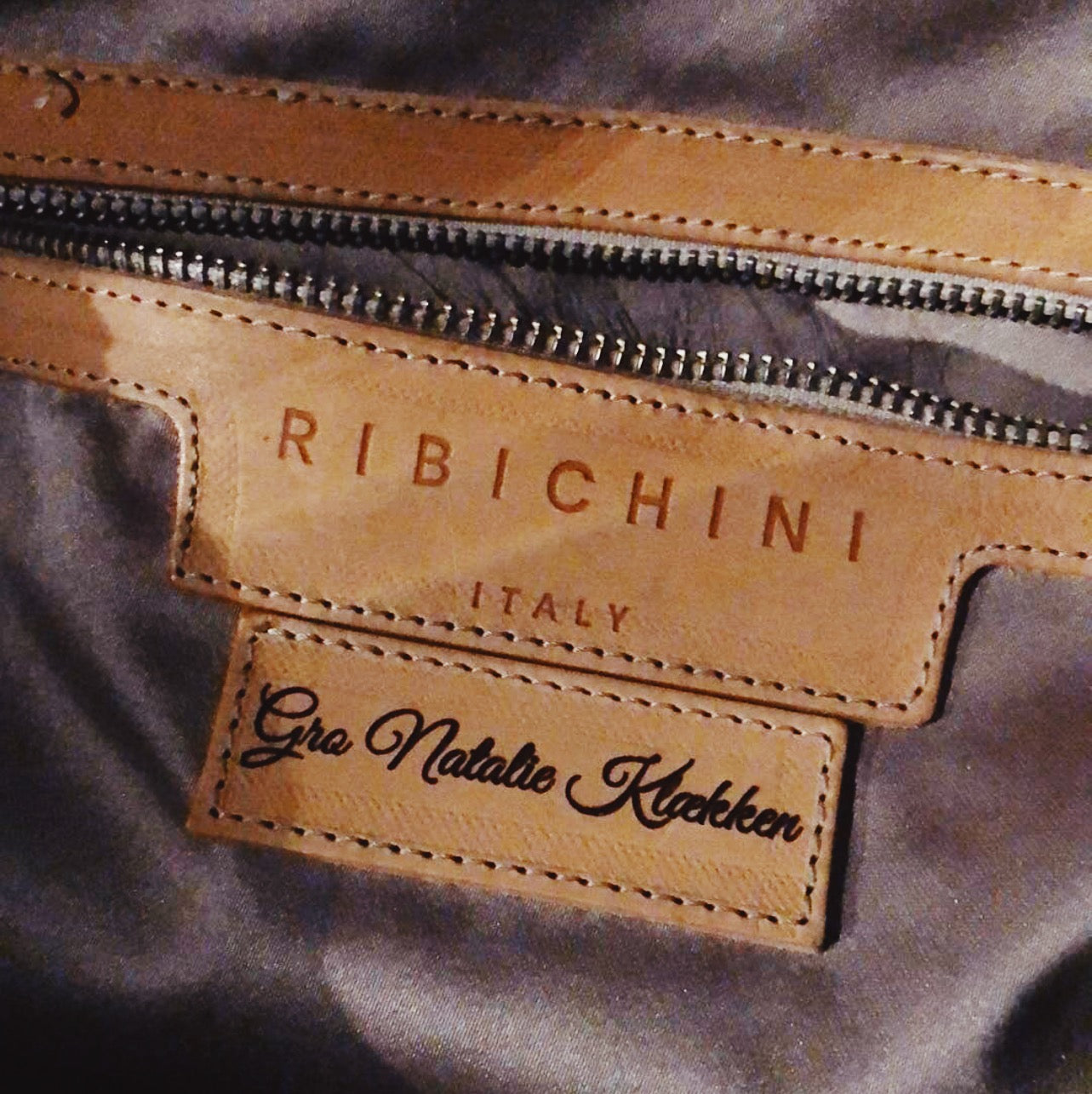 Ja, det er mulig å få en Ribichini-veske inngravert med et navn på innsiden. Ingravering av navn gir deg muligheten til å tilpasse vesken og gjøre den mer personlig.