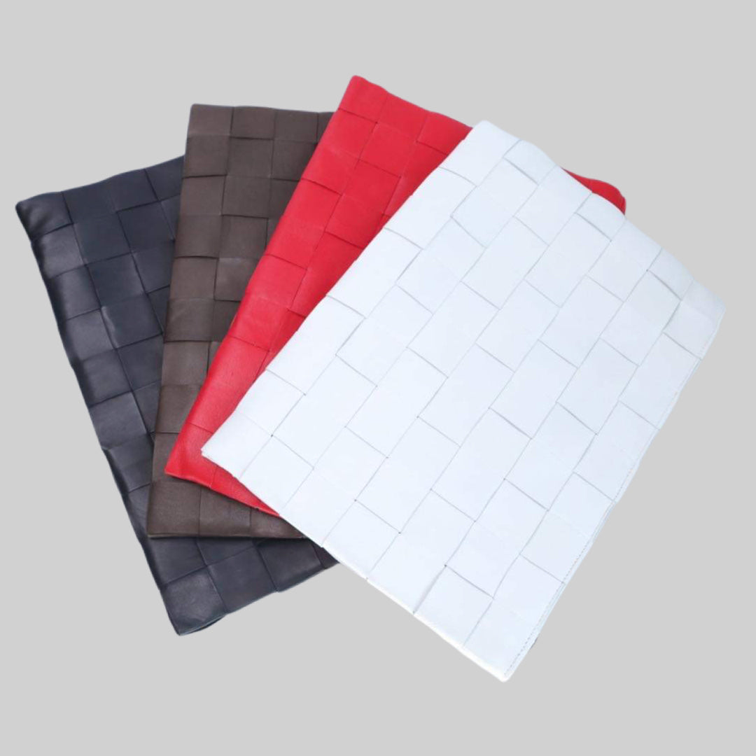 Velg blant elegante farger som sort, brun, rød og hvit for den samme unike designen og funksjonaliteten til Ribichini Square Laptop-vesken.