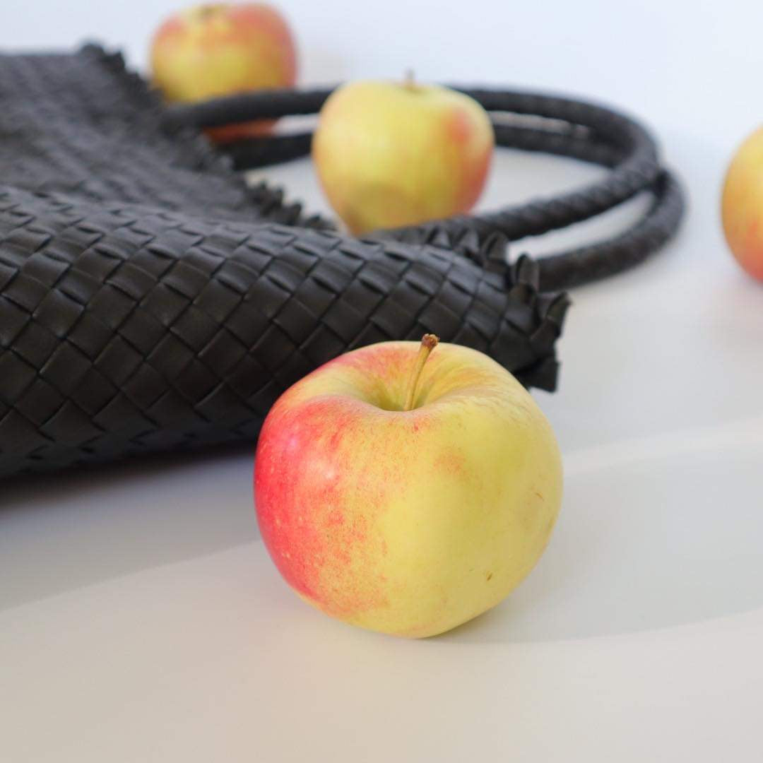 Ribichini Woodstock Apple-vesken, inspirert av friske epler, symboliserer bærekraftighet og naturlig skjønnhet.