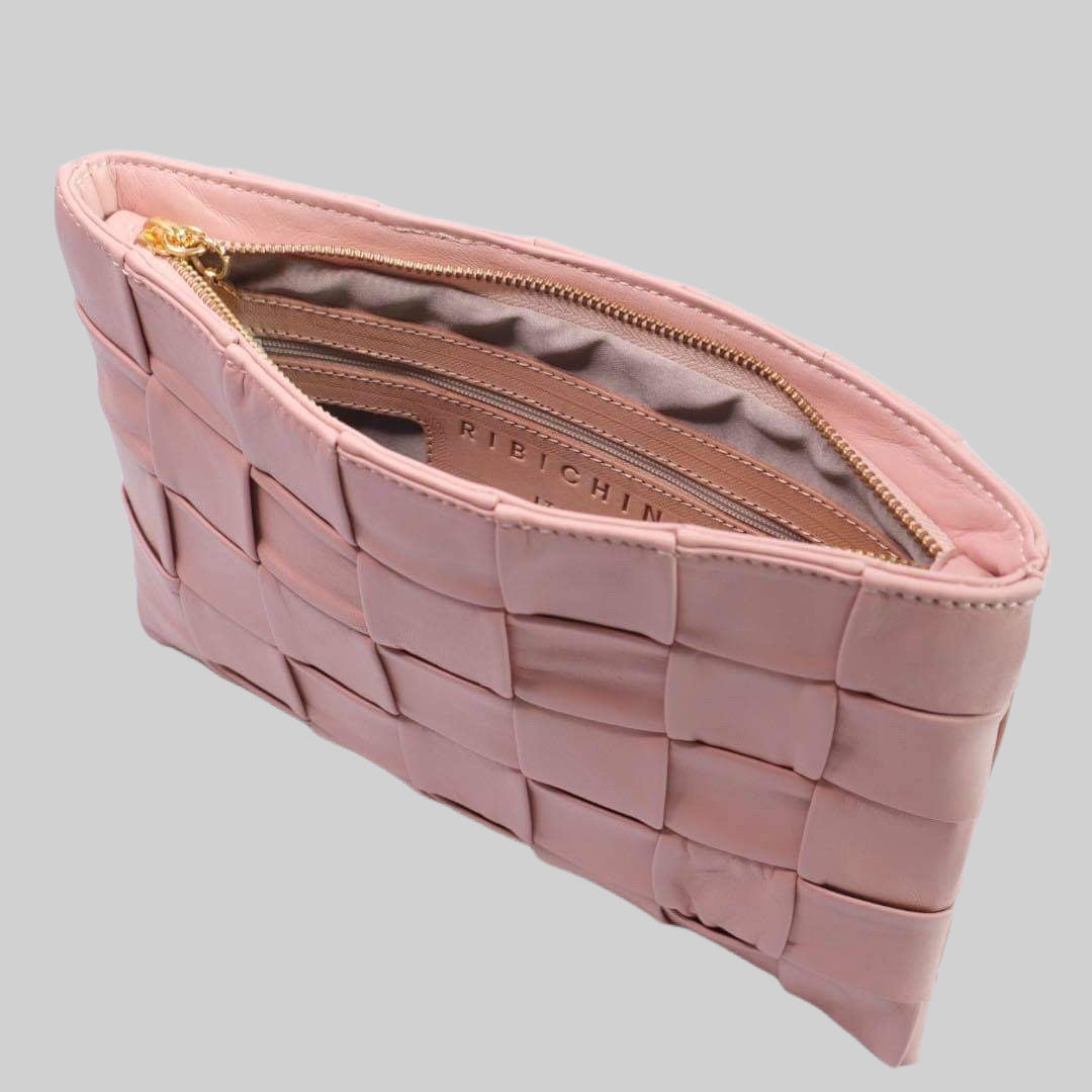 Innsiden av Ribichini Square Clutch i rosa er praktisk og organisert, med en innvendig glidelåslomme for sikker oppbevaring av små gjenstander.