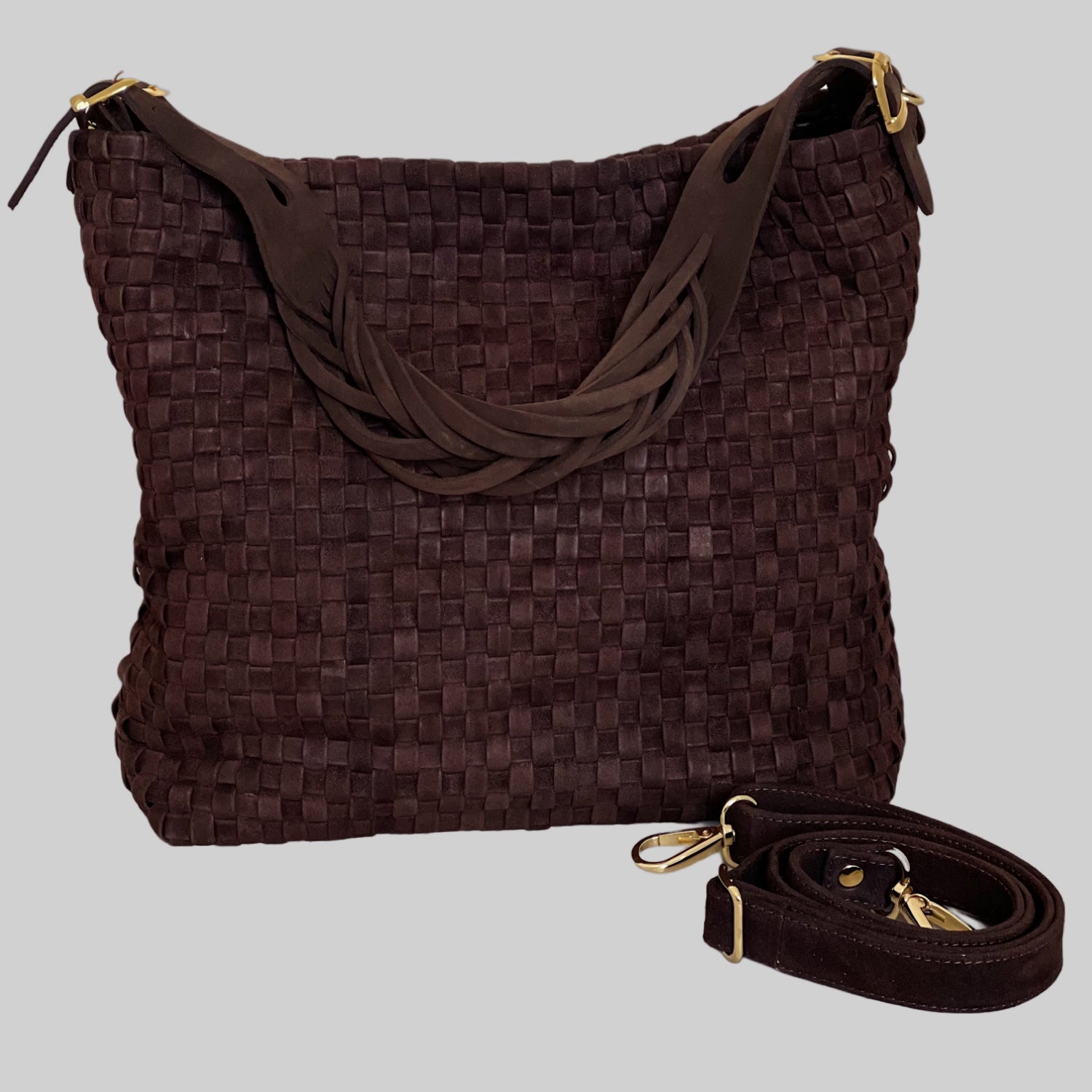 Med matchende chocolate skulderstropp kan du bære Ribichini Camper-vesken enkelt over skulderen, med elegant semsket grep og diskrete gulldetaljer.