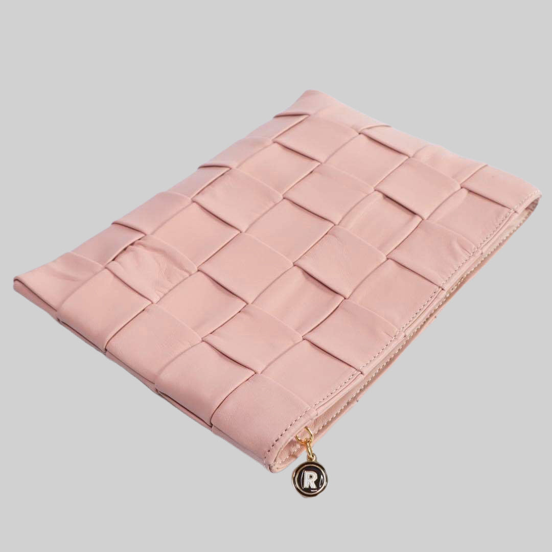 Fugleperspektiv av Ribichini Square Clutch i rosa, fremhever det unike flettemønsteret og den kompakte designen, ideell for små gjenstander.