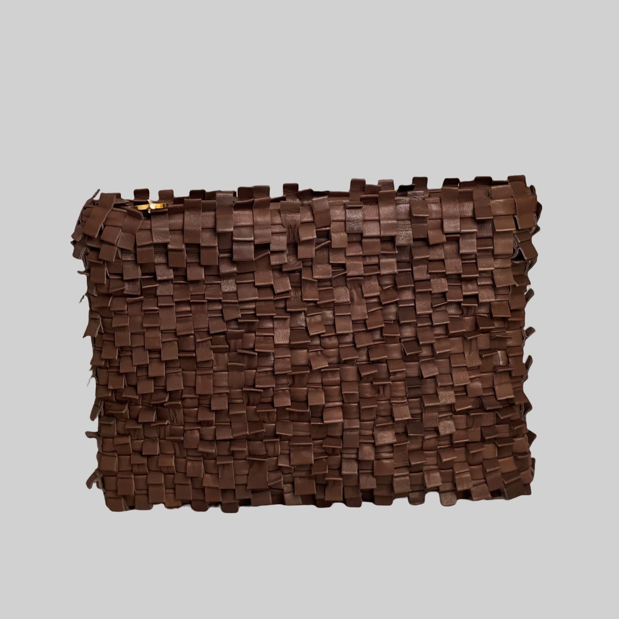 Ribichini Loren Clutch i brunt lammeskinn: elegant plissert design i en sofistikert clutch.