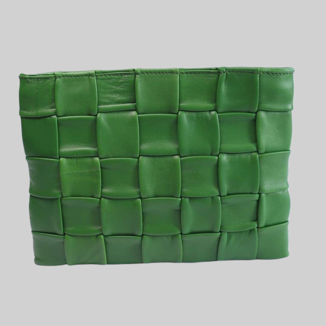 Ribichini Square Clutch i grønt: Elegant og kompakt, perfekt for små nødvendigheter. Unik design med store, flettede ruter i mykt lammeskinn.