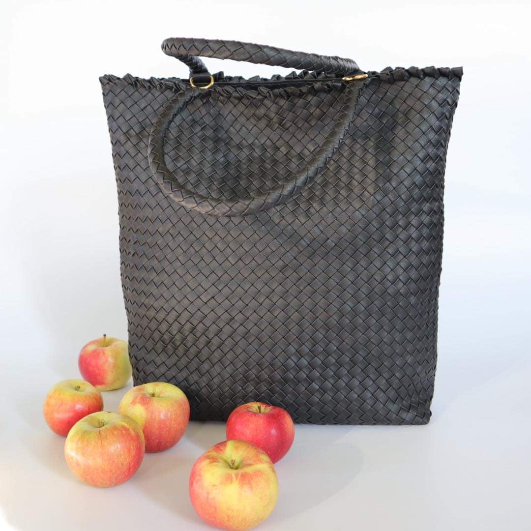 Ribichini Woodstock Apple vesken i sort med gulldetaljer, et bærekraftig valg laget av epleskinn. 
