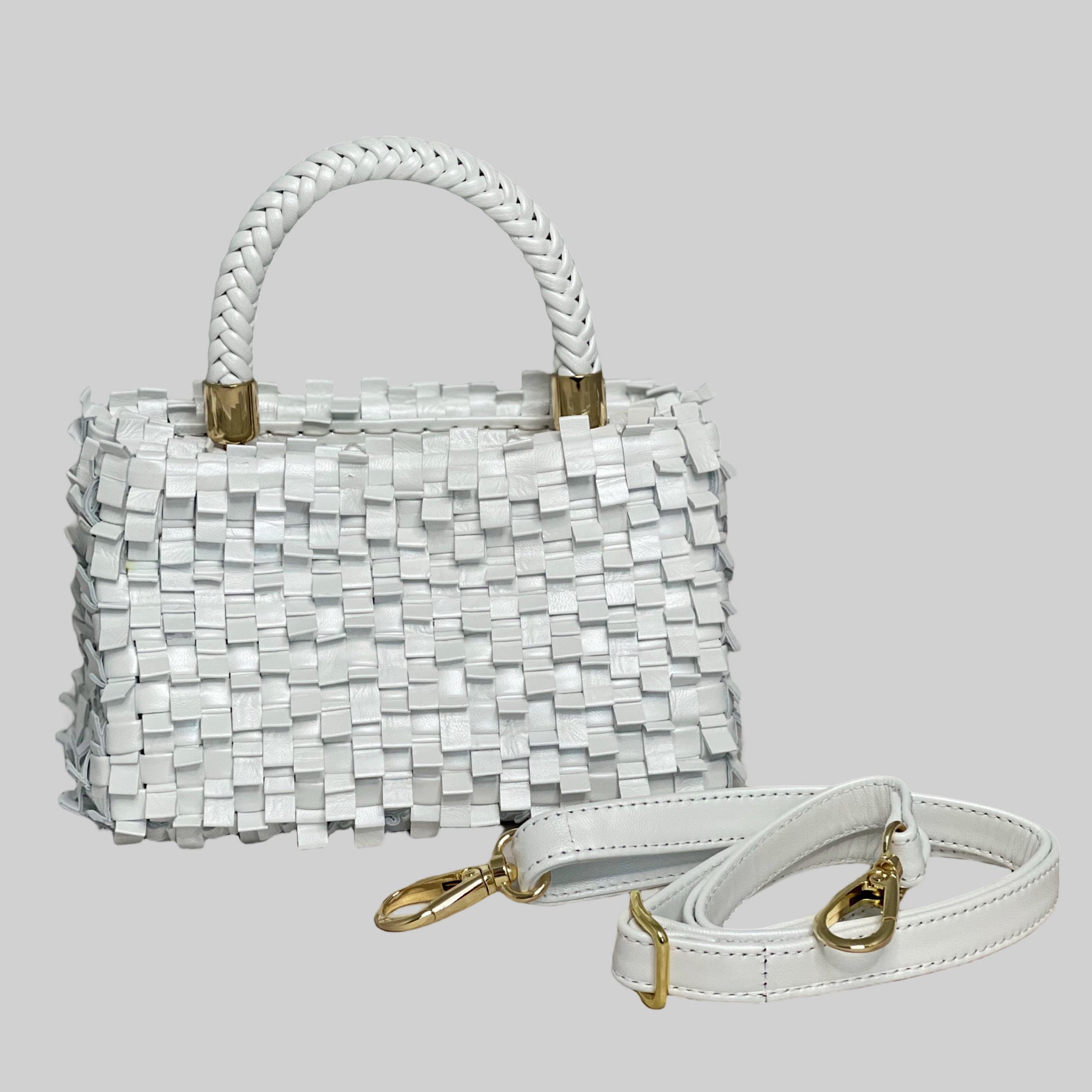 Ribimini-vesken i hvitt plissé-skinn kombinerer funksjonalitet og stil med en avtakbar skulderstropp og elegante gullfargede detaljer.