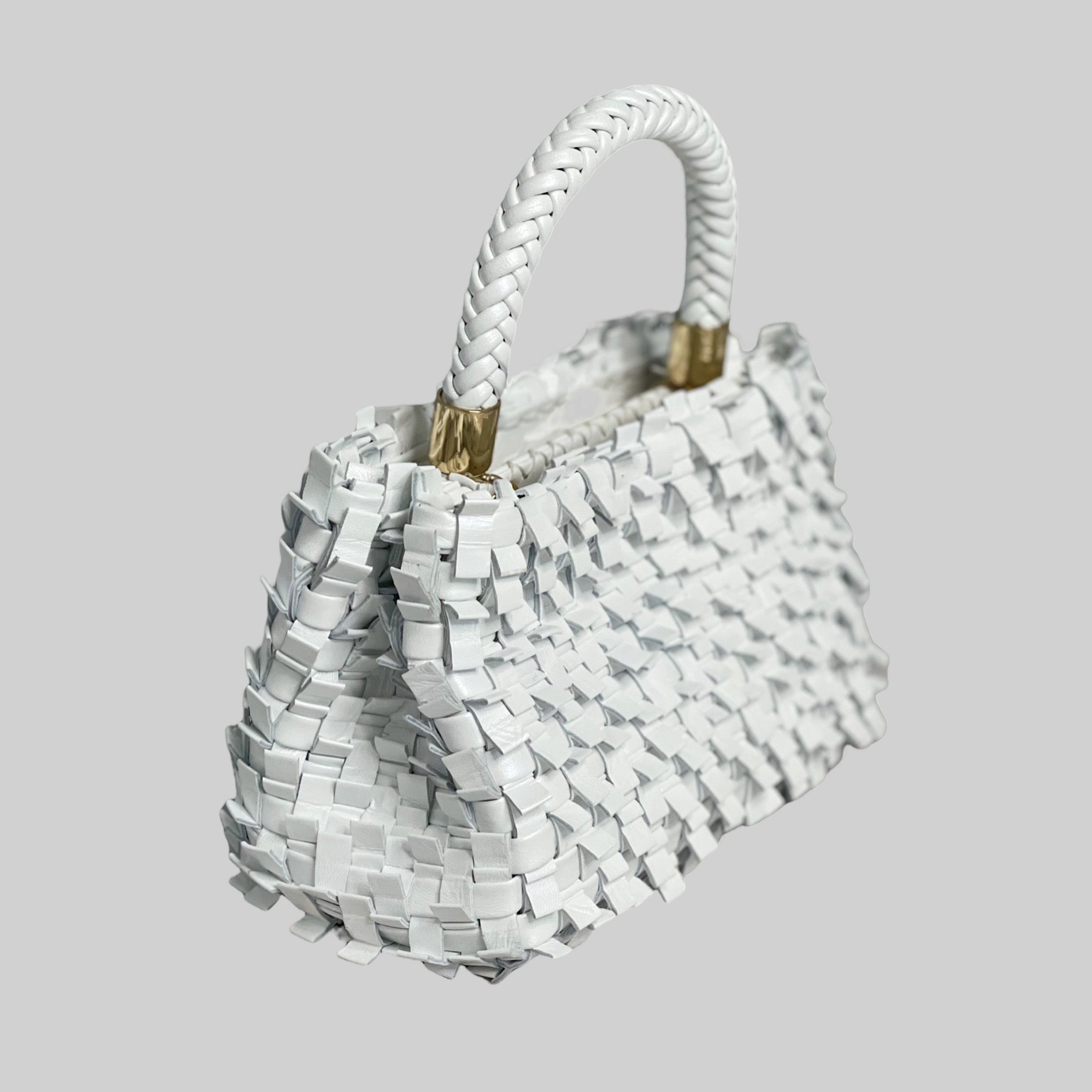  Ribimini-vesken i hvitt plissé-skinn kombinerer håndflettet finesse og diskrete gulldetaljer for en sofistikert look.