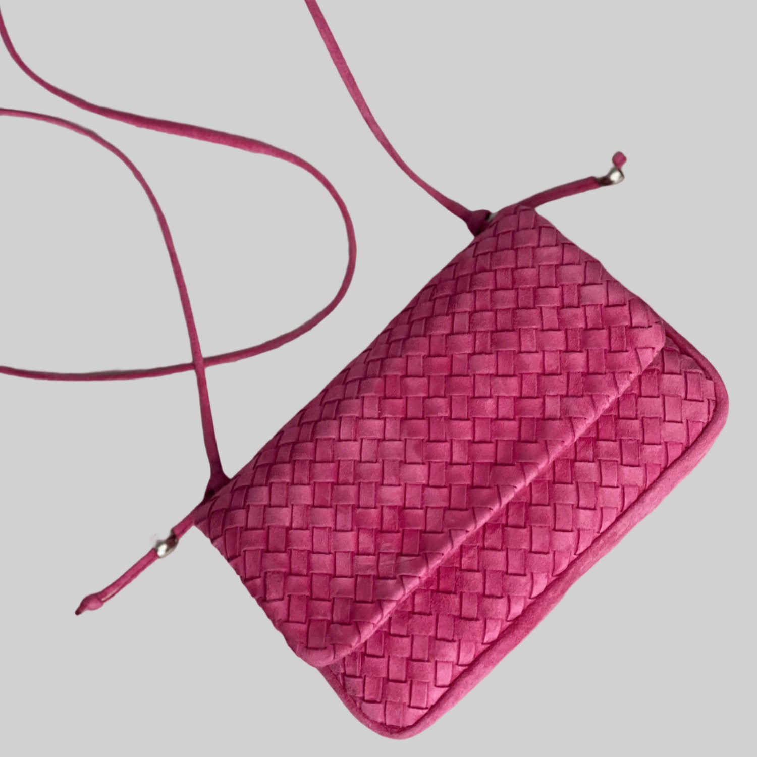 Ribichini Undercover i rosa: Smart, allsidig semsket skinnveske, brettes for kompakt oppbevaring, med magneter for sikker lukking. Elegant design.