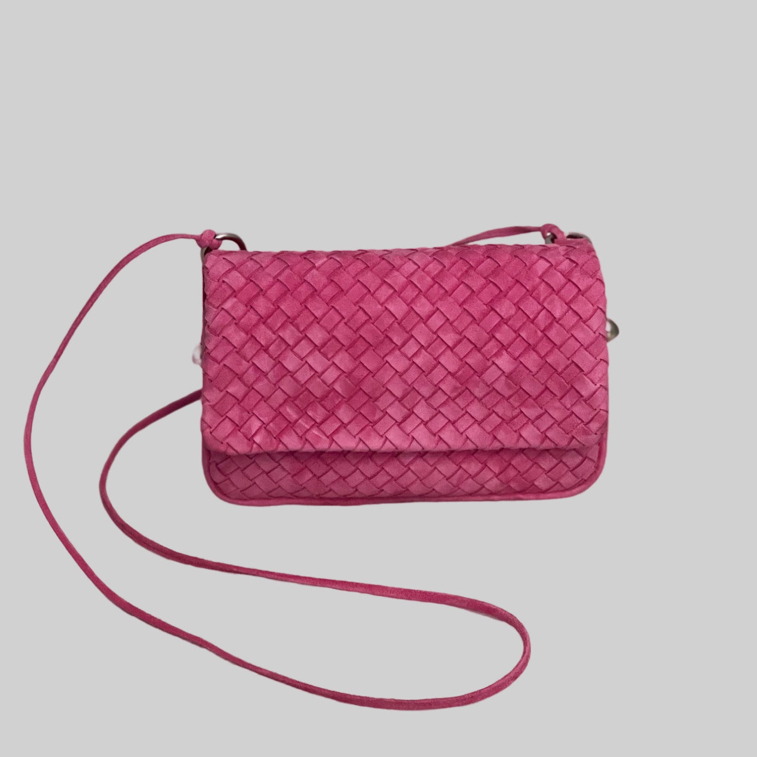 Ribichini Undercover i rosa: Praktisk og stilig flettet semsket skinnveske. Elegante sølvdetaljer gir luksuriøs touch. Trendy og organisert.
