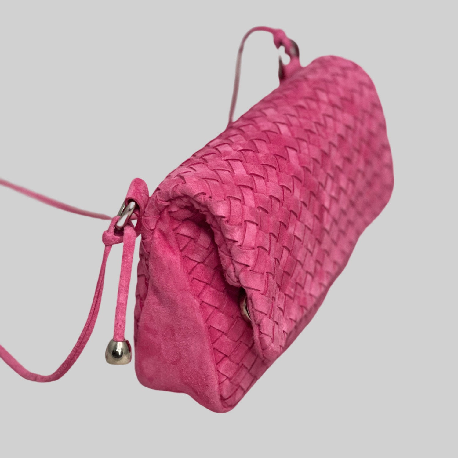  Ribichini Undercover i rosa: Smart, allsidig semsket skinnveske. Kan brettes kompakt, sikker lukking med magneter. Sidevisning viser lukkemekanismen.