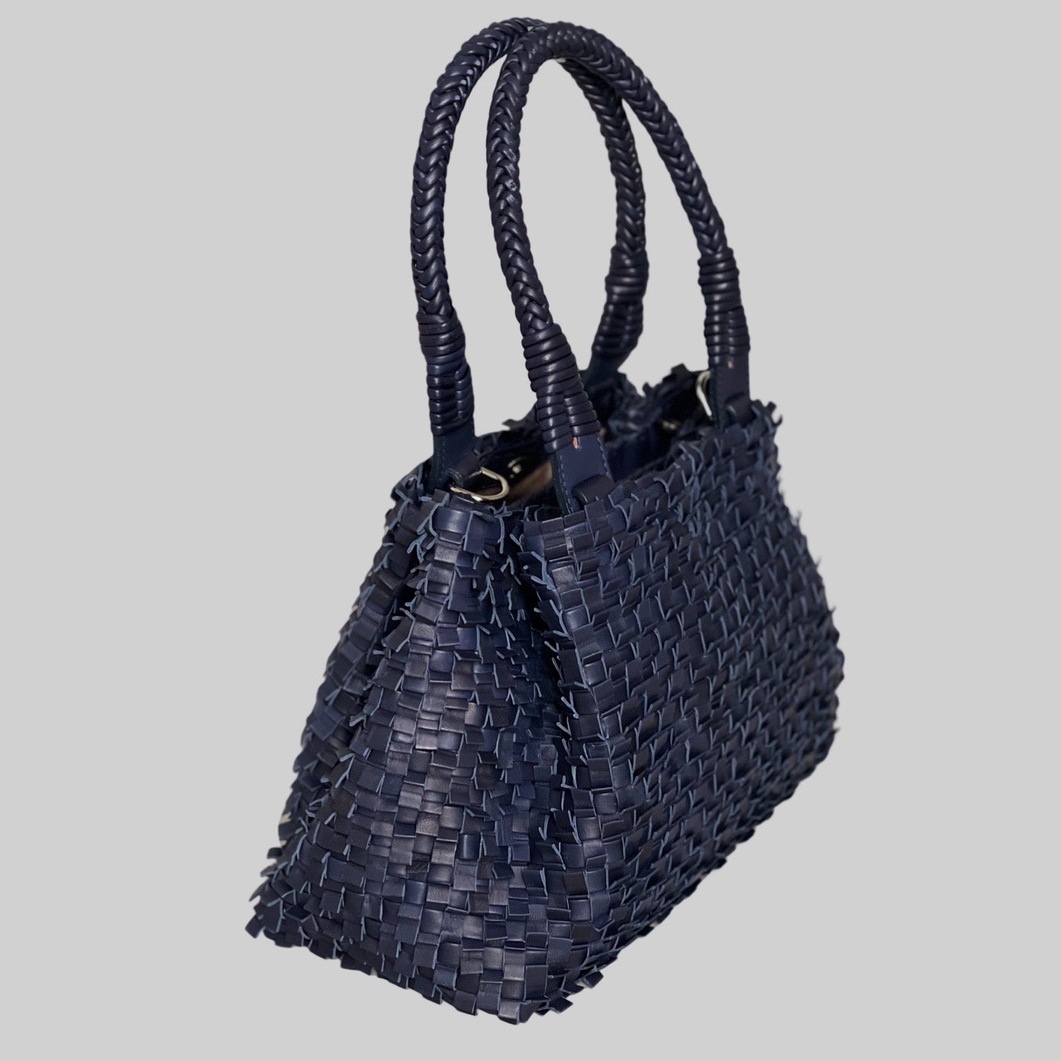Sidevisning av blå Ribichini Loren skinnveske, plissert lammeskinn, luksuriøs tekstur, håndflettede håndtak