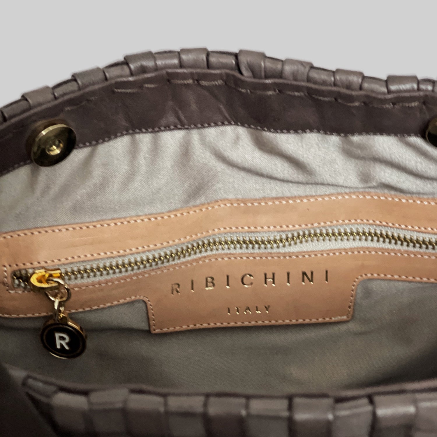 Bildet viser en nærmere titt på detaljene inne i Ribichini Camper clean vesken i fargen chocolate.