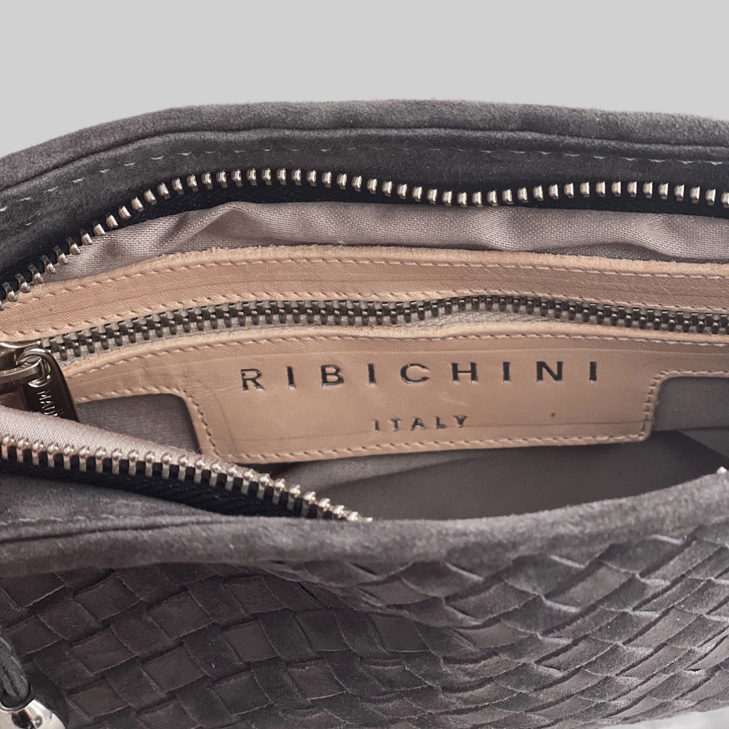 Bildet gir innsikt i Ribichini Camper clutch i fargen graphite, med et romslig og velorganisert interiør som kombinerer funksjonalitet med tidløs eleganse.