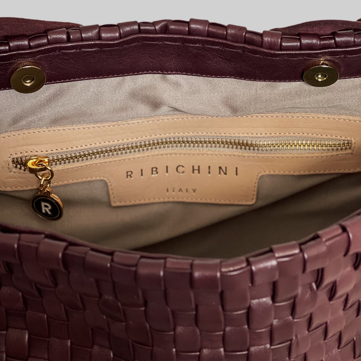 Bildet viser en nærmere titt på detaljene inne i Ribichini Camper clean vesken i fargen bordeaux. 